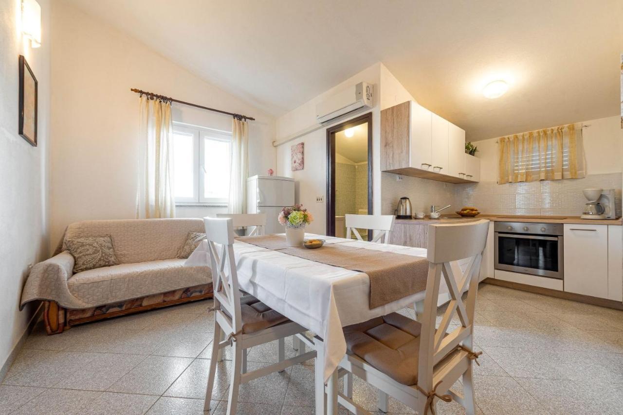 Family Friendly Seaside Apartments Kozino, Zadar - 5749 Petrcane Exterior foto